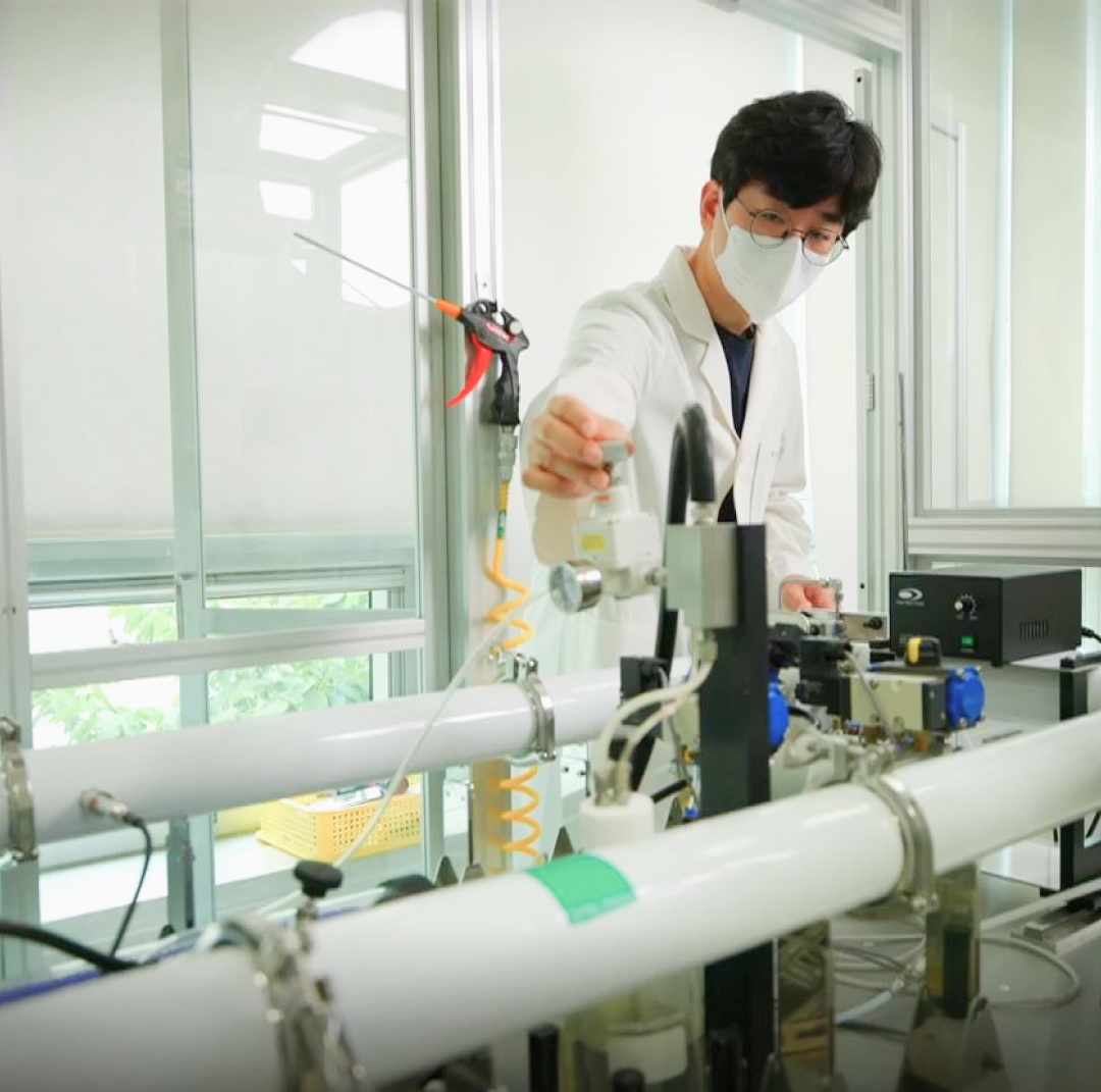 연구원이 미세먼지 저감 시스템 테스트를 하는 모습